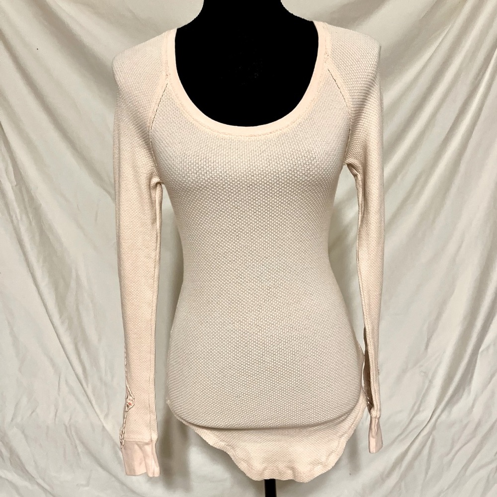 Free People waffle top size S with feminine detail on the cuffs❤️